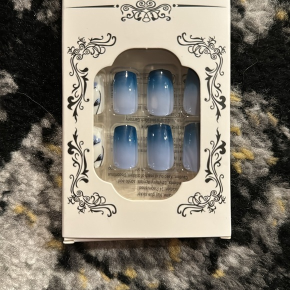 Blue/White Floral Press On Nail Set NEW 🏷️ - Picture 5 of 5